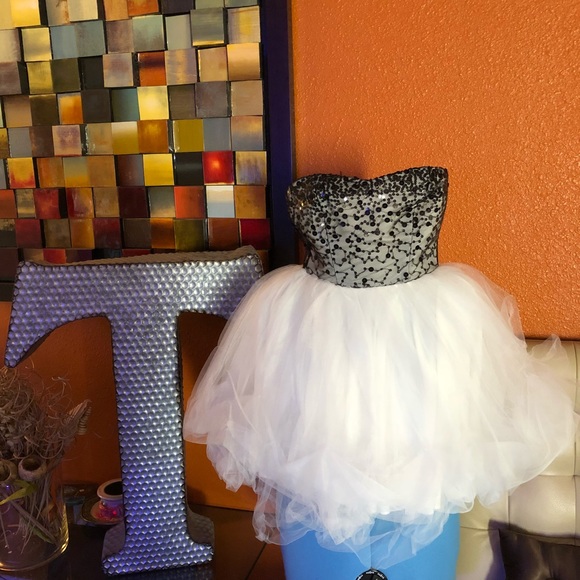 Black and white formal dress - Picture 1 of 1